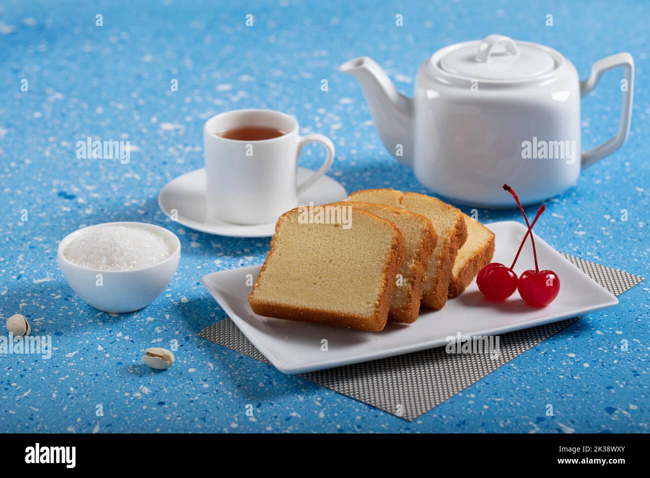 Kuchen, Gebäck, Geburtstagskuchen, isoliert auf Textur-Hintergrund mit Requisiten Stockfoto