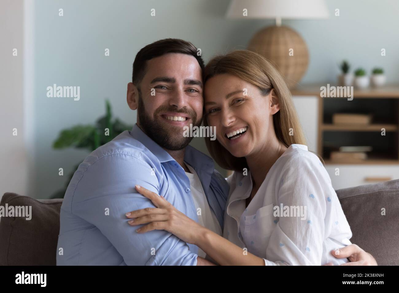Glücklich attraktive junge Erwachsene Paar in Liebe nach Hause Kopf geschossen Stockfoto