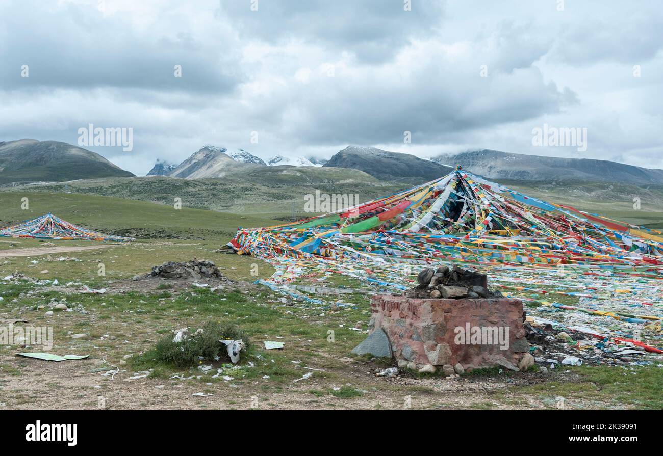 Nyenchen Tonglha Pass. Gebetsflaggen am Fuße des Mount Nyenchen Tanglha, 7111 Meter hoch, Tibet China. Eines der heiligen Berge für Tibeter Stockfoto