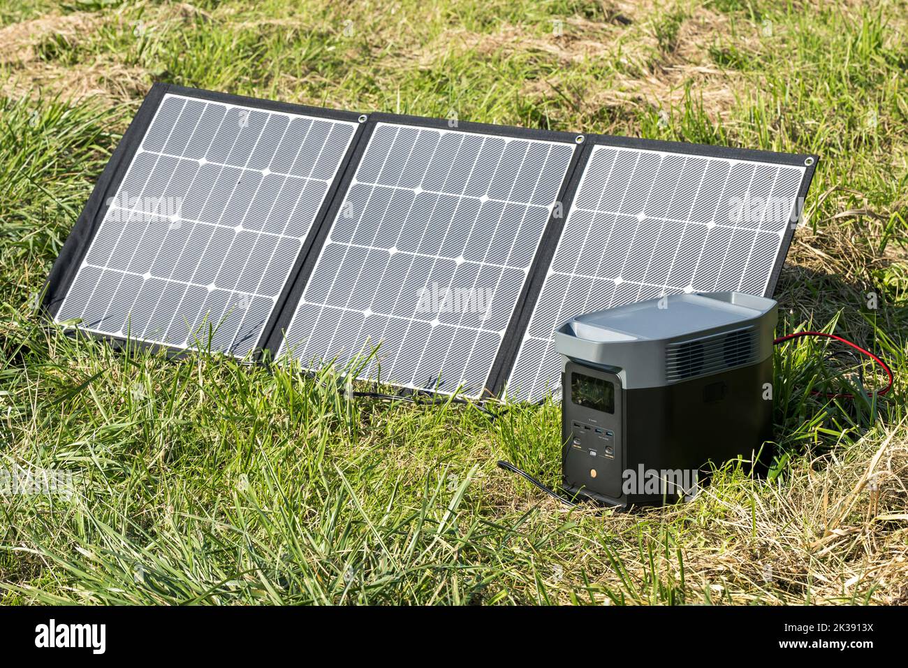 Der erzeugte Solarstrom wird in einem Kraftwerk gespeichert Stockfoto