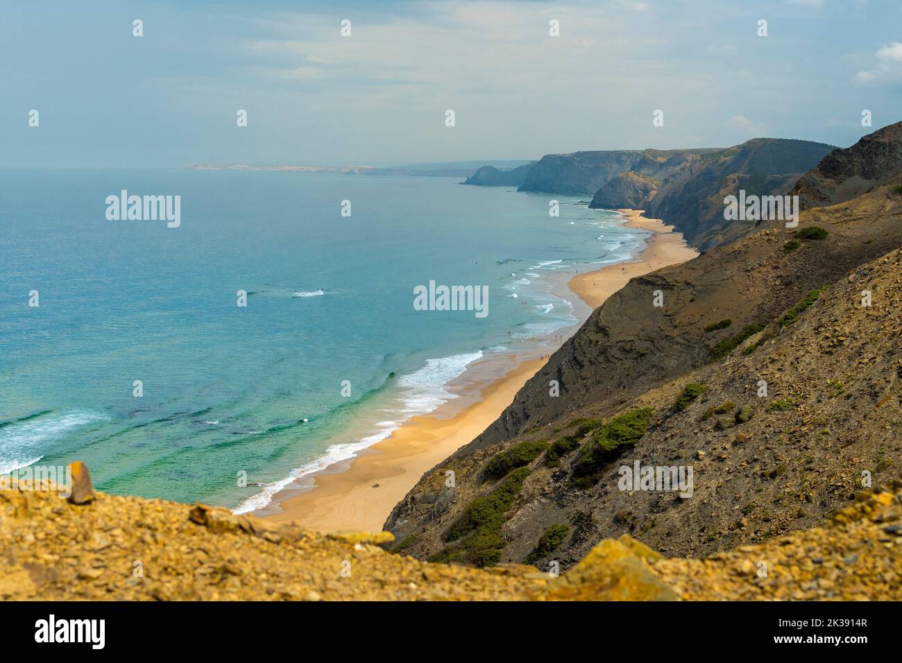 Blick auf Praia da Cordoama, einen Strand an der Ostküste der Algarve, Portugal, in der Nähe von Vila do Bispo Stockfoto