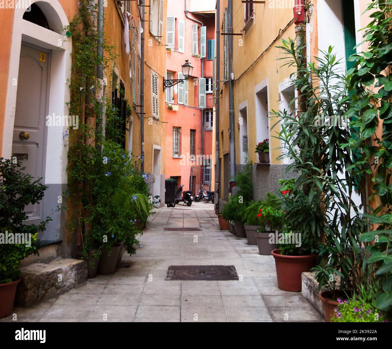 Farbenfrohe Straße in der Stadt Nizza an der französischen Riviera während der warmen Sommerstunden Stockfoto