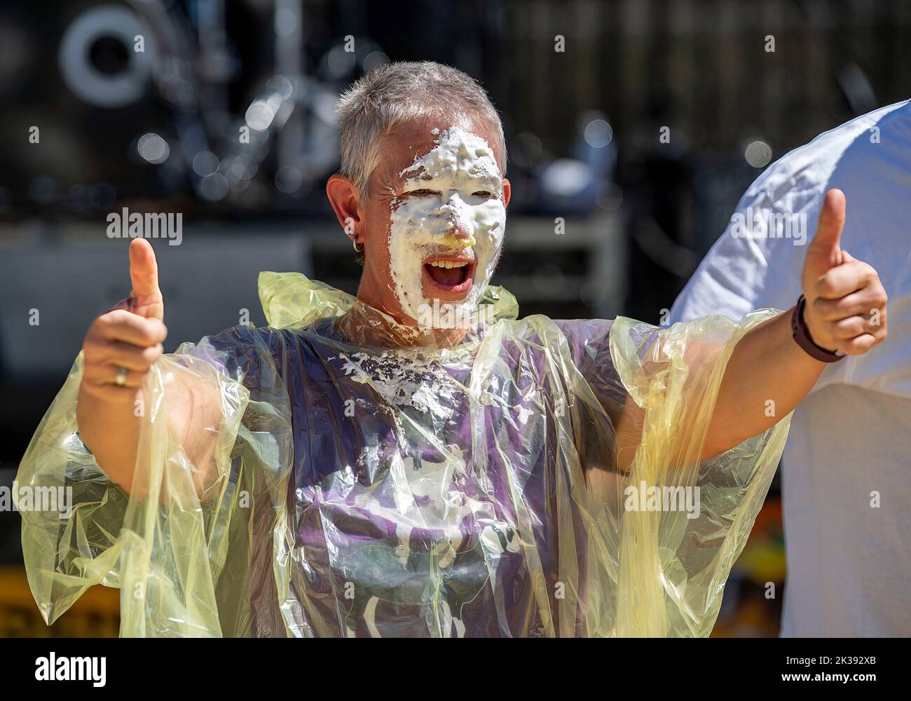 Goleta, Kalifornien, USA. 25. September 2022. Das alljährliche Goleta Lemon Festival 29. kehrte nach einer zweijährigen Pause aufgrund der Coronavirus-Pandemie mit einer Vielzahl von Aktivitäten zurück, darunter der beliebte Pie-Eating-Wettbewerb. (Bild: © PJ Heller/ZUMA Press Wire) Stockfoto