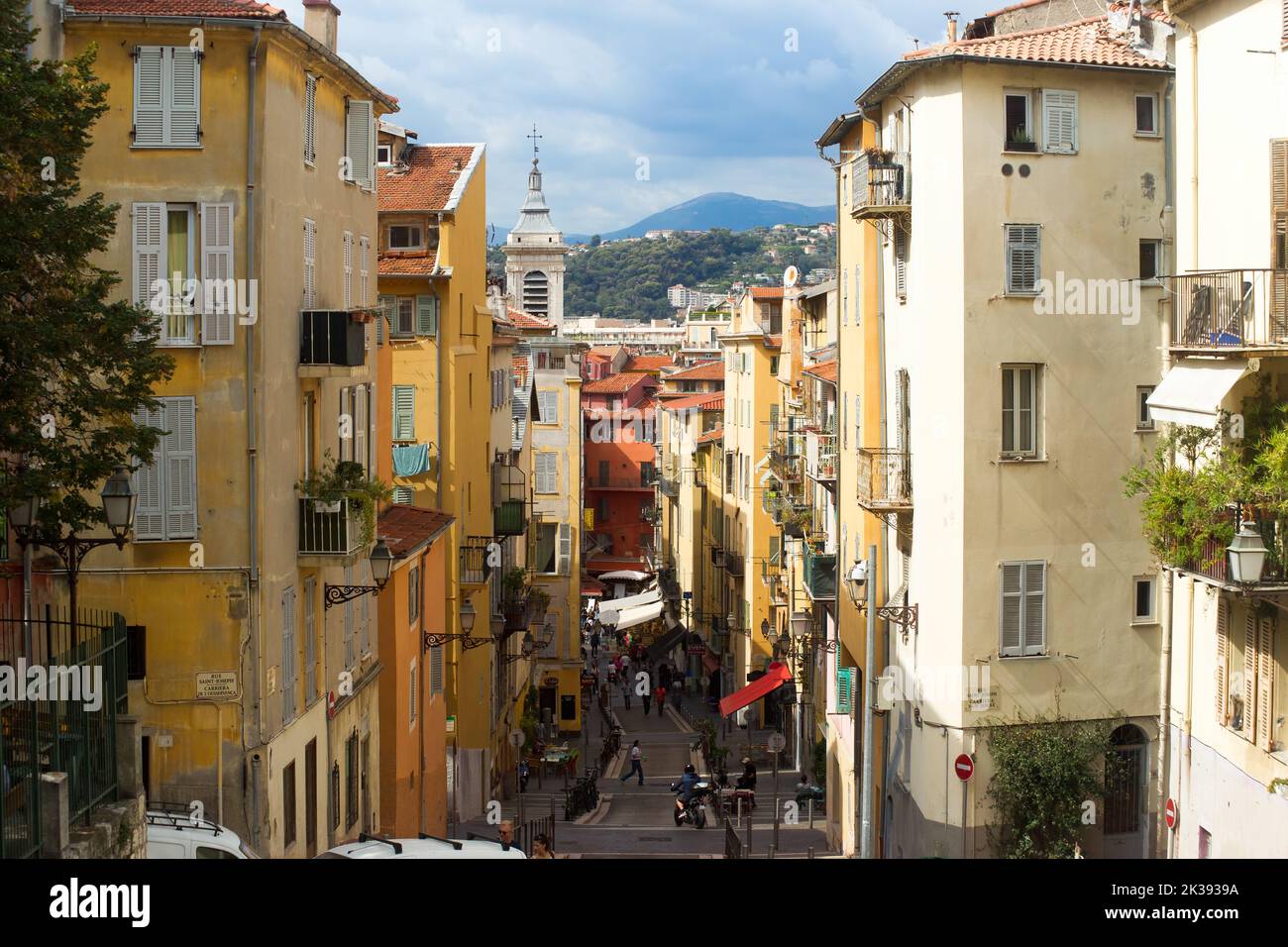 Nice, France - 09 23 2022 : farbenfrohe Straße in Nizza an der französischen Riviera während der warmen Sommerstunden Stockfoto