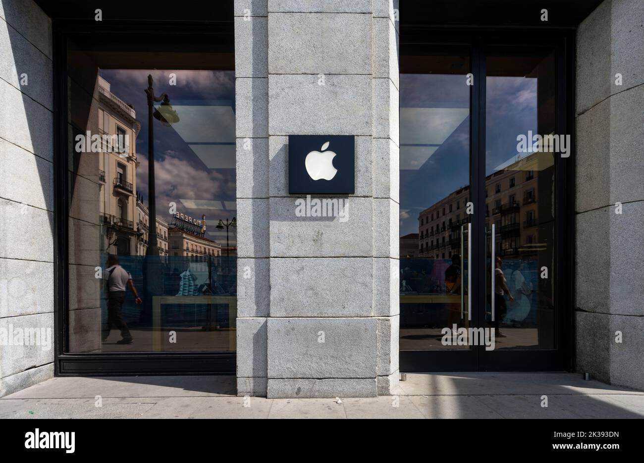 Madrid, Spanien, September 2022. Das Logo an der Wand aus dem Apple Markenshop in der Innenstadt Stockfoto
