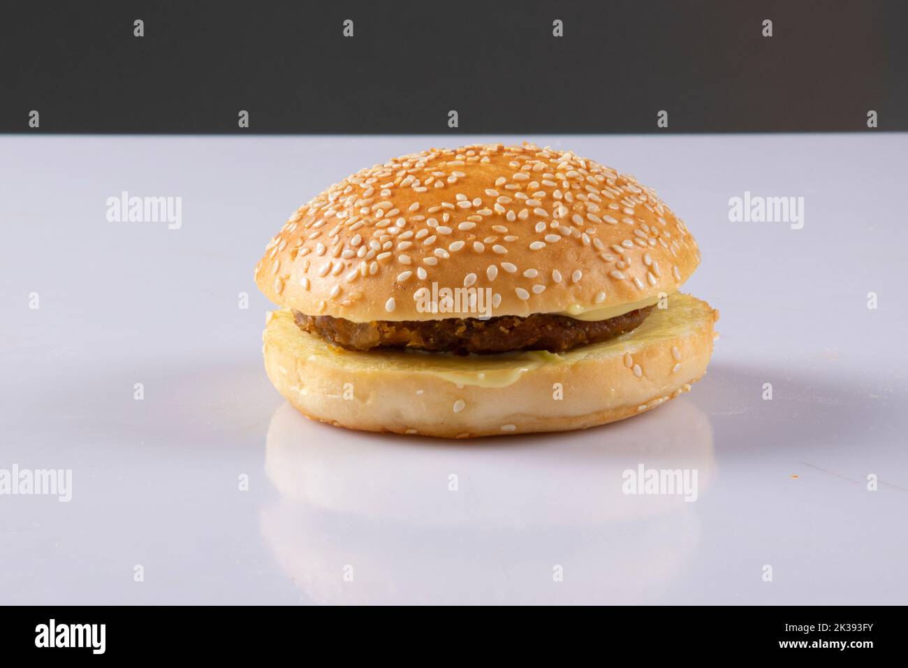 Burger auf weißem Hintergrund isoliert Stockfoto