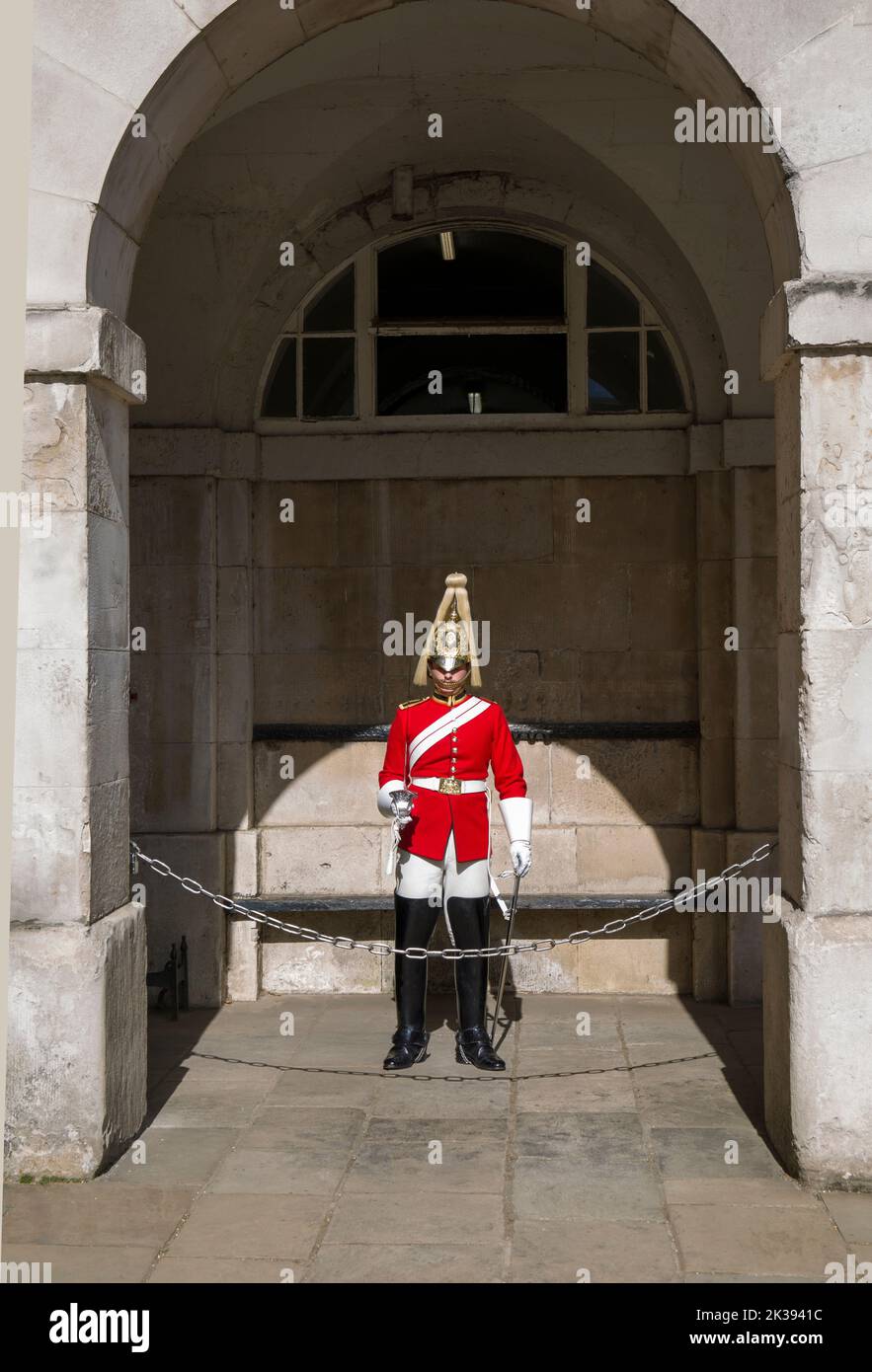 Rettungsschwimmer in scharlachroten Tunika Horse Guards Parade Whitehall London Stockfoto