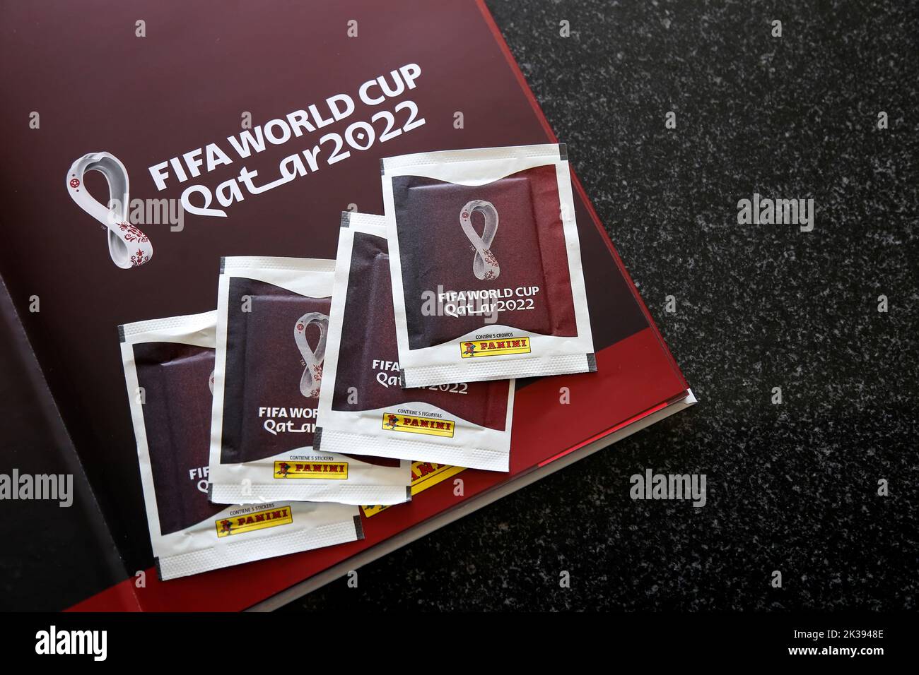 Minas Gerais, Brasilien - 07. September 2022: Selektiver Fokus auf Sticker und Panini 2022 FIFA World Cup Qatar Offizielles lizenziertes Sticker-Album Stockfoto