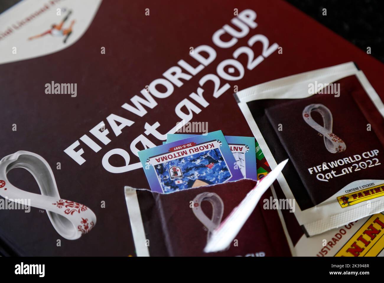 Minas Gerais, Brasilien - 07. September 2022: Selektiver Fokus von offenen Sticker-Packs und Panini 2022 FIFA World Cup Qatar Offizielles lizenziertes Sticker-Album Stockfoto