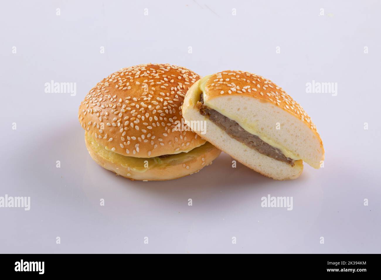 Burger auf weißem Hintergrund isoliert Stockfoto