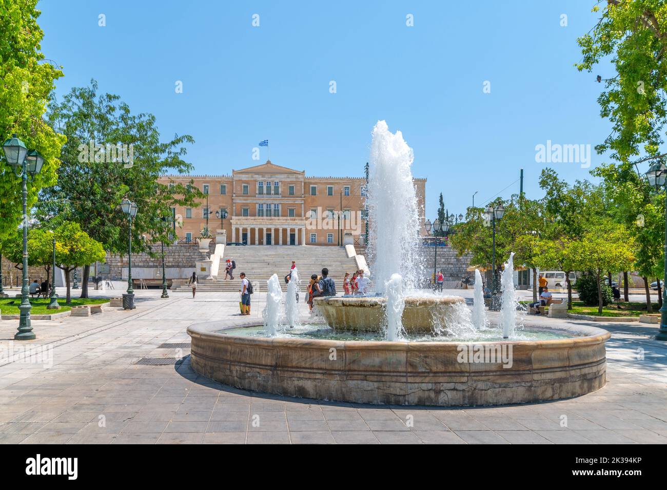 Brunnen auf dem Syntagma-Platz und das griechische parlament in Athen an einem Sommertag Stockfoto