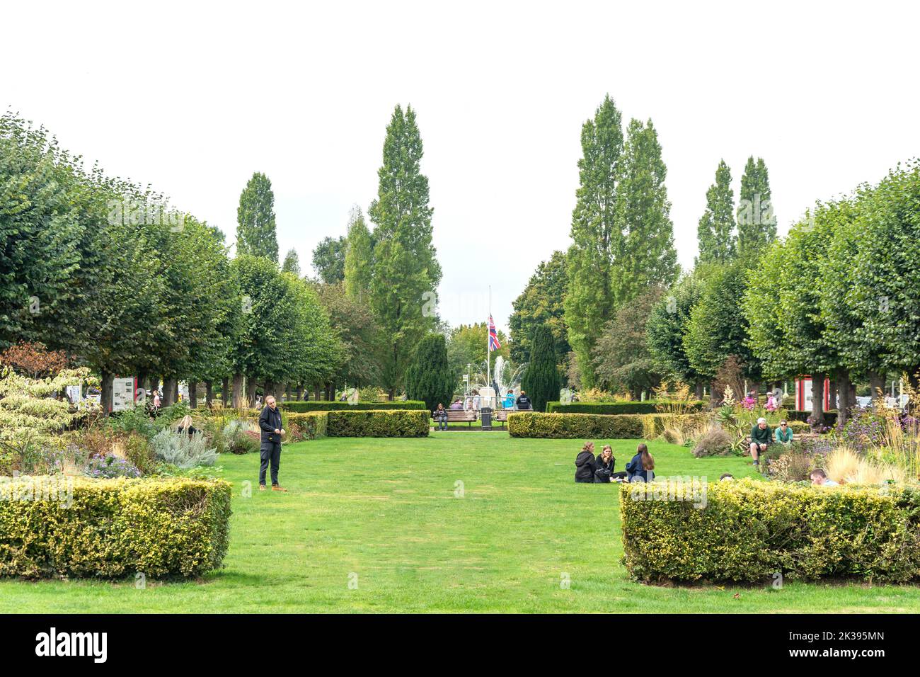 Parkway Gardens and Fountain, Welwyn Garden City Centre, Hertfordshire, England, Vereinigtes Königreich Stockfoto