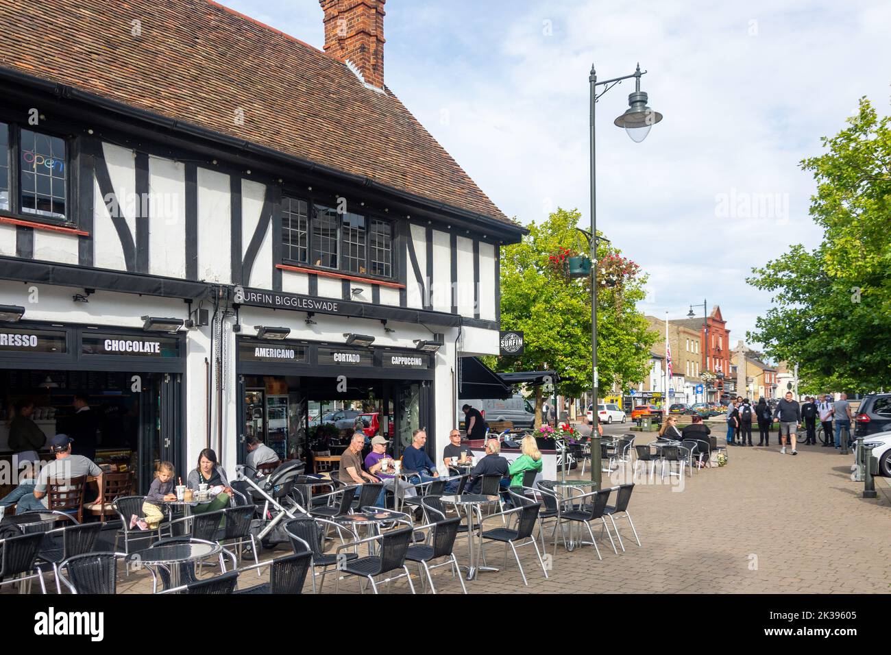 Tische im Freien, Surfin Cafe Market House, Market Place, Biggleswade, Bedfordshire, England, Vereinigtes Königreich Stockfoto