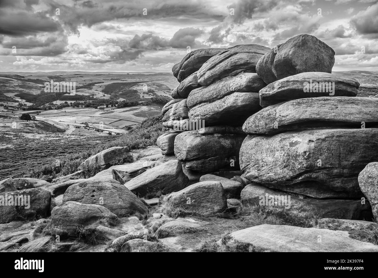 Das Higger Tor ist ein dominantes Wahrzeichen des Dark Peak, im Norden des Peak District. Es ist ein Steintor mit Blick auf das Burbage Valley. Stockfoto