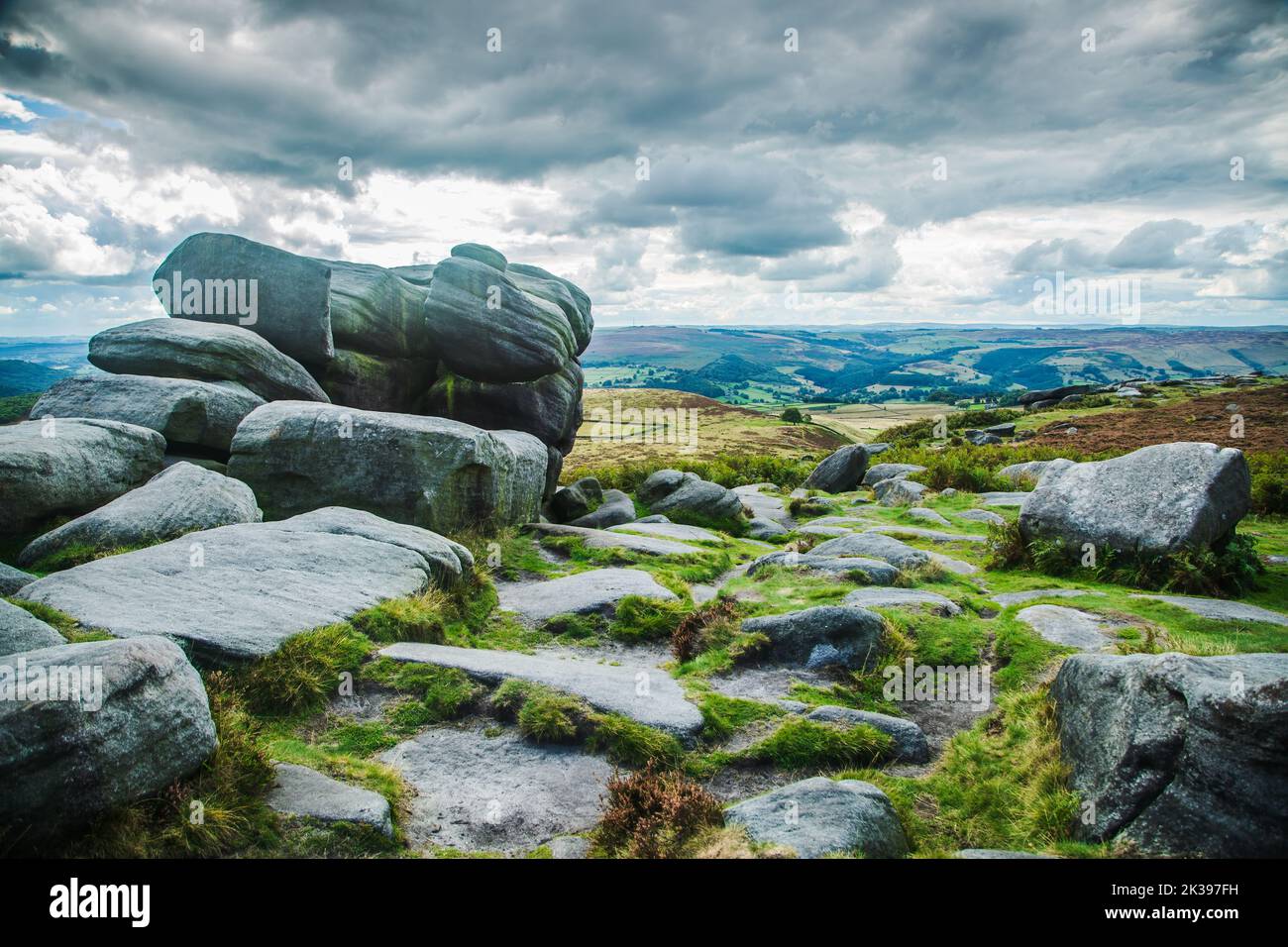 Das Higger Tor ist ein dominantes Wahrzeichen des Dark Peak, im Norden des Peak District. Es ist ein Steintor mit Blick auf das Burbage Valley. Stockfoto