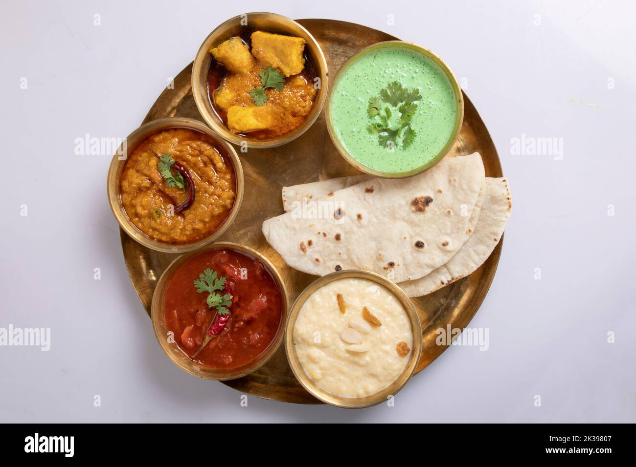 Indian Hindu Veg Thali / Food-Platte, selektiver Fokus isoliert auf weißem Hintergrund Stockfoto Indian Hindu Veg Thali / Food-Platte, selektiver Fokus isoliert auf weißem Hintergrund Stockfoto