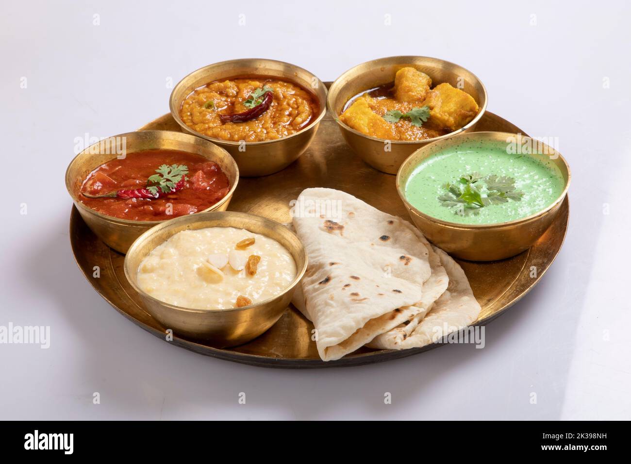 Indian Hindu Veg Thali / Food-Platte, selektiver Fokus isoliert auf weißem Hintergrund Stockfoto Indian Hindu Veg Thali / Food-Platte, selektiver Fokus isoliert auf weißem Hintergrund Stockfoto