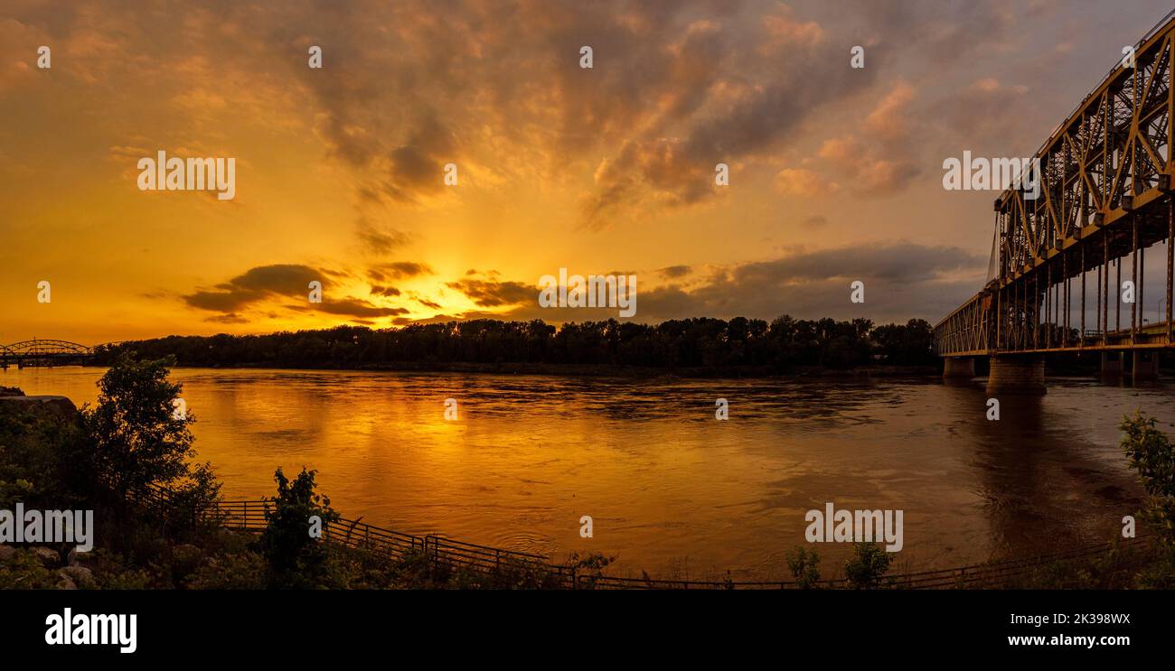 Malerischer Sonnenuntergang über dem Missouri River in Kansas City mit dramatischer Wolkenlandschaft Stockfoto