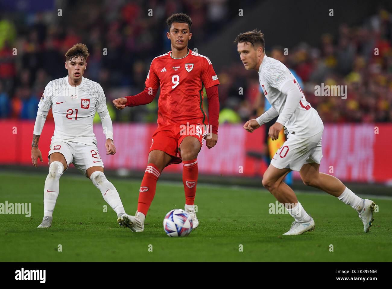 Brennan Johnson aus Wales unter dem Druck von Piotr Zieli?Ski aus Polen und Nicola Zalewski aus Polen während des Spiels der UEFA Nations League Group A4 zwischen Wales und Polen im Cardiff City Stadium, Cardiff, Großbritannien, 25.. September 2022 (Foto von Mike Jones/News Images) Stockfoto