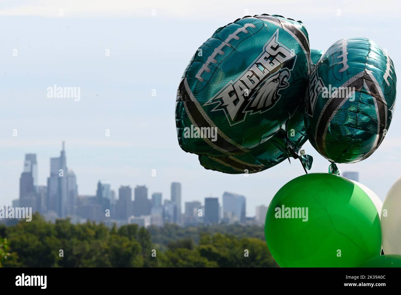 Philadelphia, Usa. 25. September 2022. Die Skyline von Center City Philadelphia erscheint am Horizont unter den Eagles-Dekorationen, wie sie von der Belmont Plate aus gesehen werden, in West Philadelphia, PA, USA 0n 25. September 2022. Kredit: OOgImages/Alamy Live Nachrichten Stockfoto