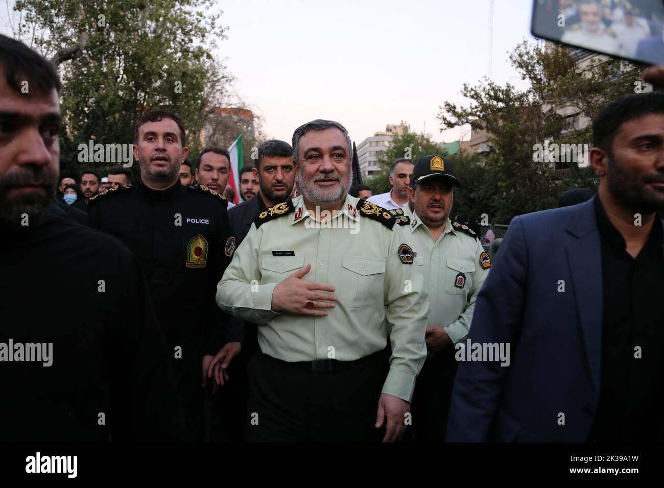 Teheran, Teheran, Iran. 25. September 2022. Der iranische Oberbefehlshaber der Strafverfolgungsbehörde (Polizeichef) Brigadegeneral HOSSEIN ASHTARI nimmt an einer Kundgebung Teil, um die jüngsten regierungsfeindlichen Unruhen wegen des Todes einer jungen Frau in Polizeigewahrsam in Teheran, Iran, am 25. September 2022 zu verurteilen. Die Krise, die sich im Iran ausbreitet, begann als öffentliche Ausschüttung über den Tod von Mahsa Amini, einer jungen 22-jährigen Frau aus Saqqez, einer nordwestlichen kurdischen Stadt, die letzte Woche von der Moralpolizei des Landes in Teheran verhaftet wurde, weil sie angeblich gegen die strikt erzwungene Kleiderordnung verstoßen hatte. Quelle: ZUMA Press, Inc./Alamy Li Stockfoto