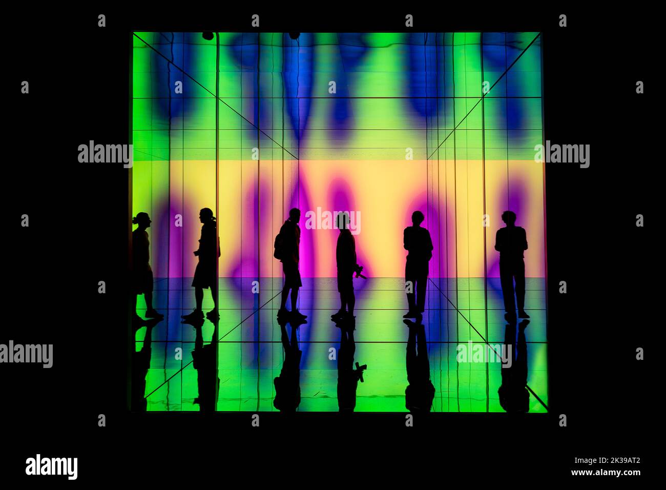 London, Großbritannien. 25.. September 2022. IN SICHT. Bei der großangelegten Installation von Sony Design beeinflusst das Verhalten des Publikums die Bild- und Soundlandschaft. Es kombiniert die Crystal LED-Anzeigesysteme von Sony mit generativem Sound, durchsehbaren Glaswänden und Spiegeln. Das Werk ist im Rahmen des London Design Festival 20. 2022 zu sehen. Kredit: Guy Corbishley/Alamy Live Nachrichten Stockfoto