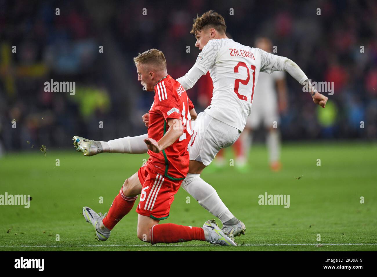 Polens Nicola Zalewski wurde während des Spiels der UEFA Nations League Group A4 zwischen Wales und Polen im Cardiff City Stadium, Cardiff, Großbritannien, 25.. September 2022 unter dem Druck von Joe Morrell aus Wales (Foto: Mike Jones/News Images) Stockfoto