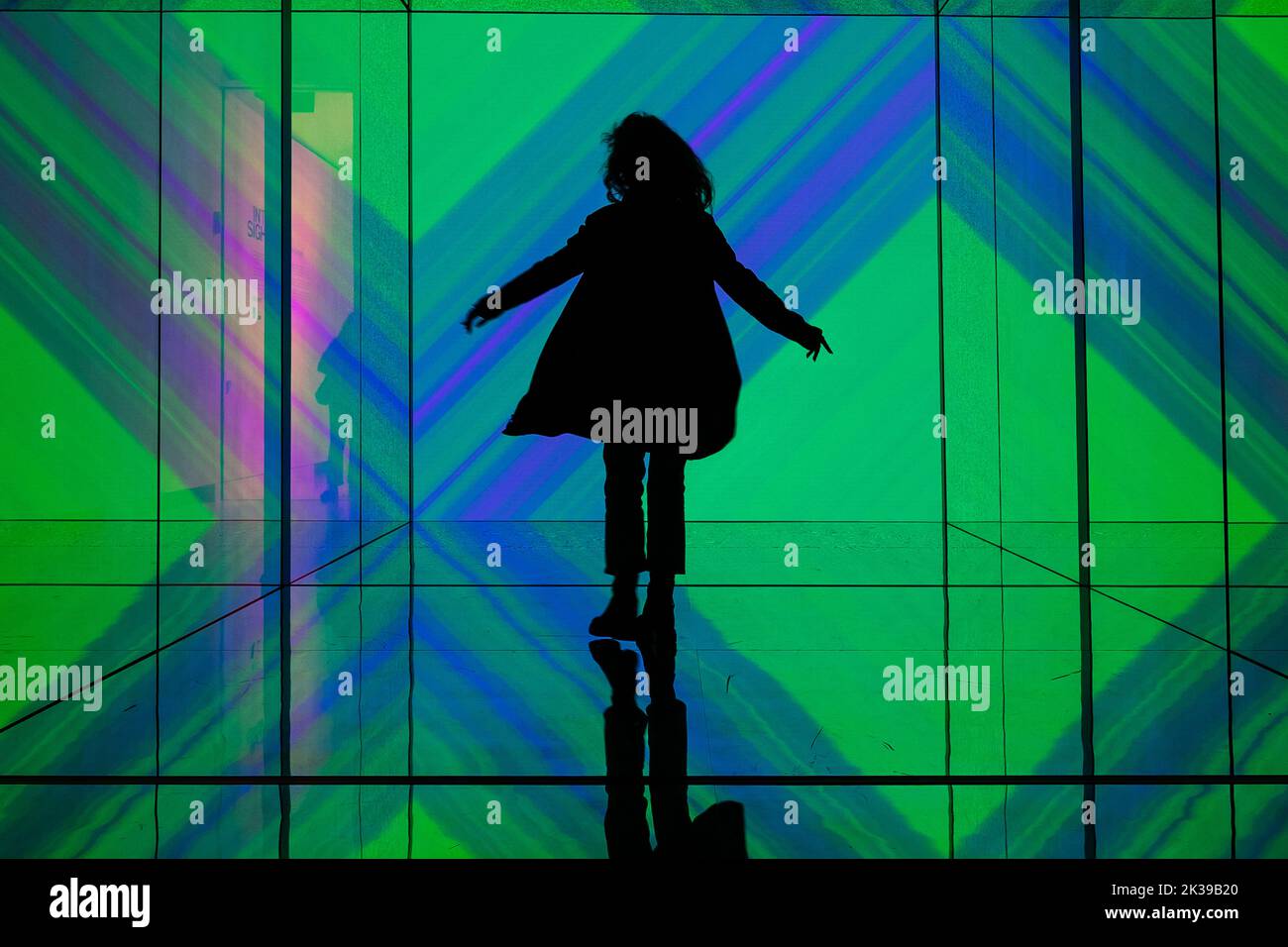 London, Großbritannien. 25.. September 2022. IN SICHT. Bei der großangelegten Installation von Sony Design beeinflusst das Verhalten des Publikums die Bild- und Soundlandschaft. Es kombiniert die Crystal LED-Anzeigesysteme von Sony mit generativem Sound, durchsehbaren Glaswänden und Spiegeln. Das Werk ist im Rahmen des London Design Festival 20. 2022 zu sehen. Kredit: Guy Corbishley/Alamy Live Nachrichten Stockfoto