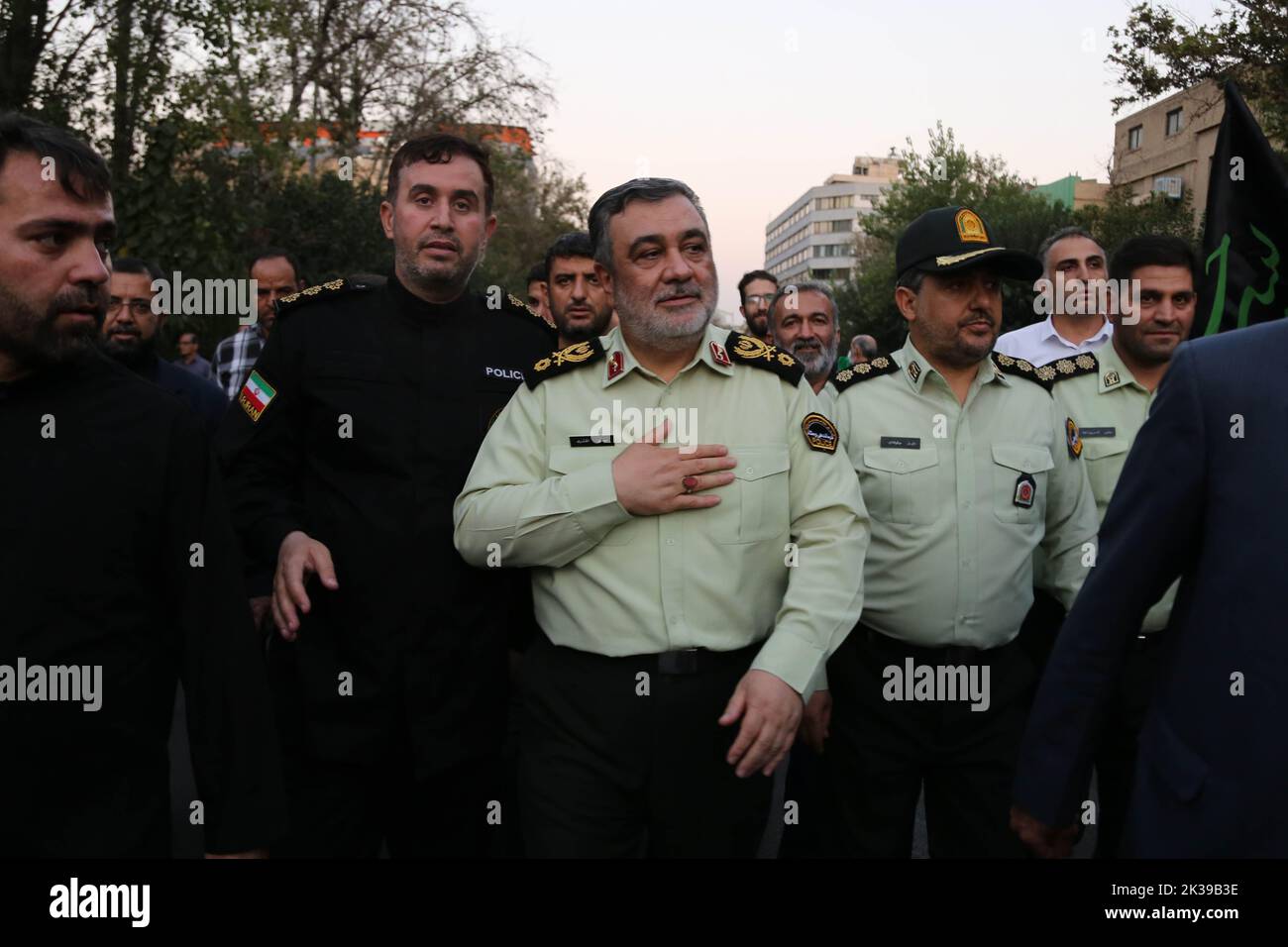 Teheran, Teheran, Iran. 25. September 2022. Der iranische Oberbefehlshaber der Strafverfolgungsbehörde (Polizeichef) Brigadegeneral HOSSEIN ASHTARI nimmt an einer Kundgebung Teil, um die jüngsten regierungsfeindlichen Unruhen wegen des Todes einer jungen Frau in Polizeigewahrsam in Teheran, Iran, am 25. September 2022 zu verurteilen. Die Krise, die sich im Iran ausbreitet, begann als öffentliche Ausschüttung über den Tod von Mahsa Amini, einer jungen 22-jährigen Frau aus Saqqez, einer nordwestlichen kurdischen Stadt, die letzte Woche von der Moralpolizei des Landes in Teheran verhaftet wurde, weil sie angeblich gegen die strikt erzwungene Kleiderordnung verstoßen hatte. Quelle: ZUMA Press, Inc./Alamy Li Stockfoto