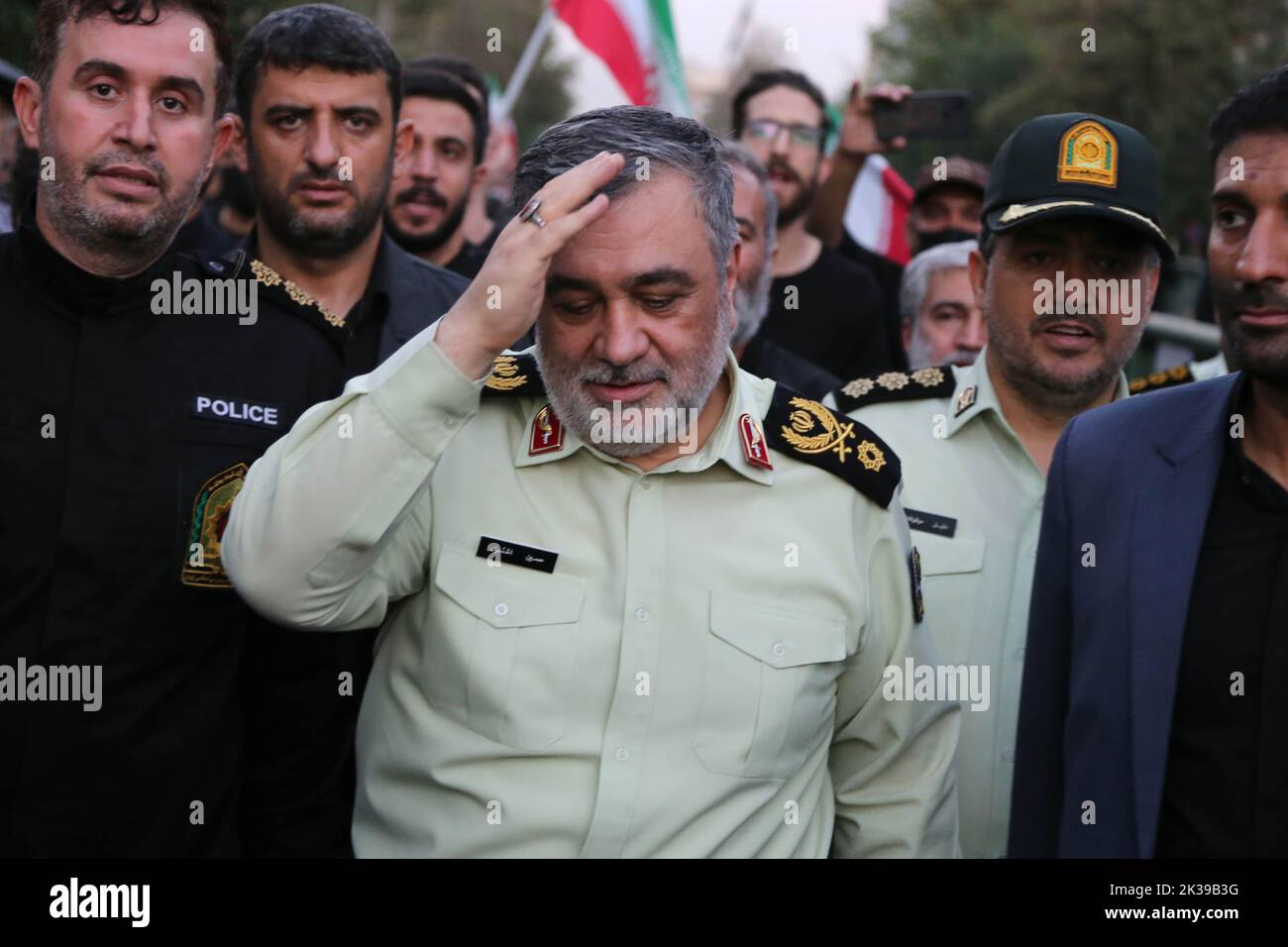 Teheran, Teheran, Iran. 25. September 2022. Der iranische Oberbefehlshaber der Strafverfolgungsbehörde (Polizeichef) Brigadegeneral HOSSEIN ASHTARI nimmt an einer Kundgebung Teil, um die jüngsten regierungsfeindlichen Unruhen wegen des Todes einer jungen Frau in Polizeigewahrsam in Teheran, Iran, am 25. September 2022 zu verurteilen. Die Krise, die sich im Iran ausbreitet, begann als öffentliche Ausschüttung über den Tod von Mahsa Amini, einer jungen 22-jährigen Frau aus Saqqez, einer nordwestlichen kurdischen Stadt, die letzte Woche von der Moralpolizei des Landes in Teheran verhaftet wurde, weil sie angeblich gegen die strikt erzwungene Kleiderordnung verstoßen hatte. Quelle: ZUMA Press, Inc./Alamy Li Stockfoto