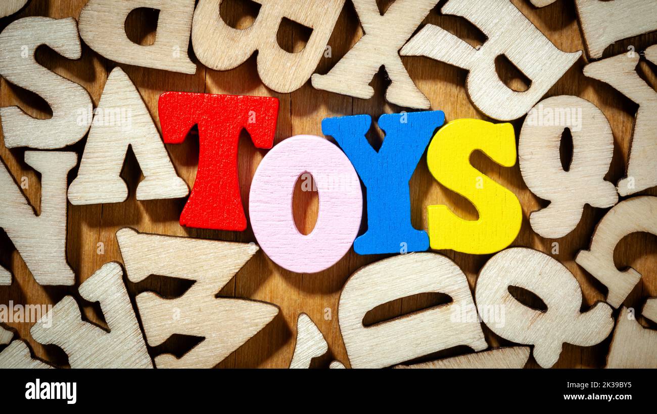 Toys Word - Inschrift durch bunte Holzbuchstaben Stockfoto