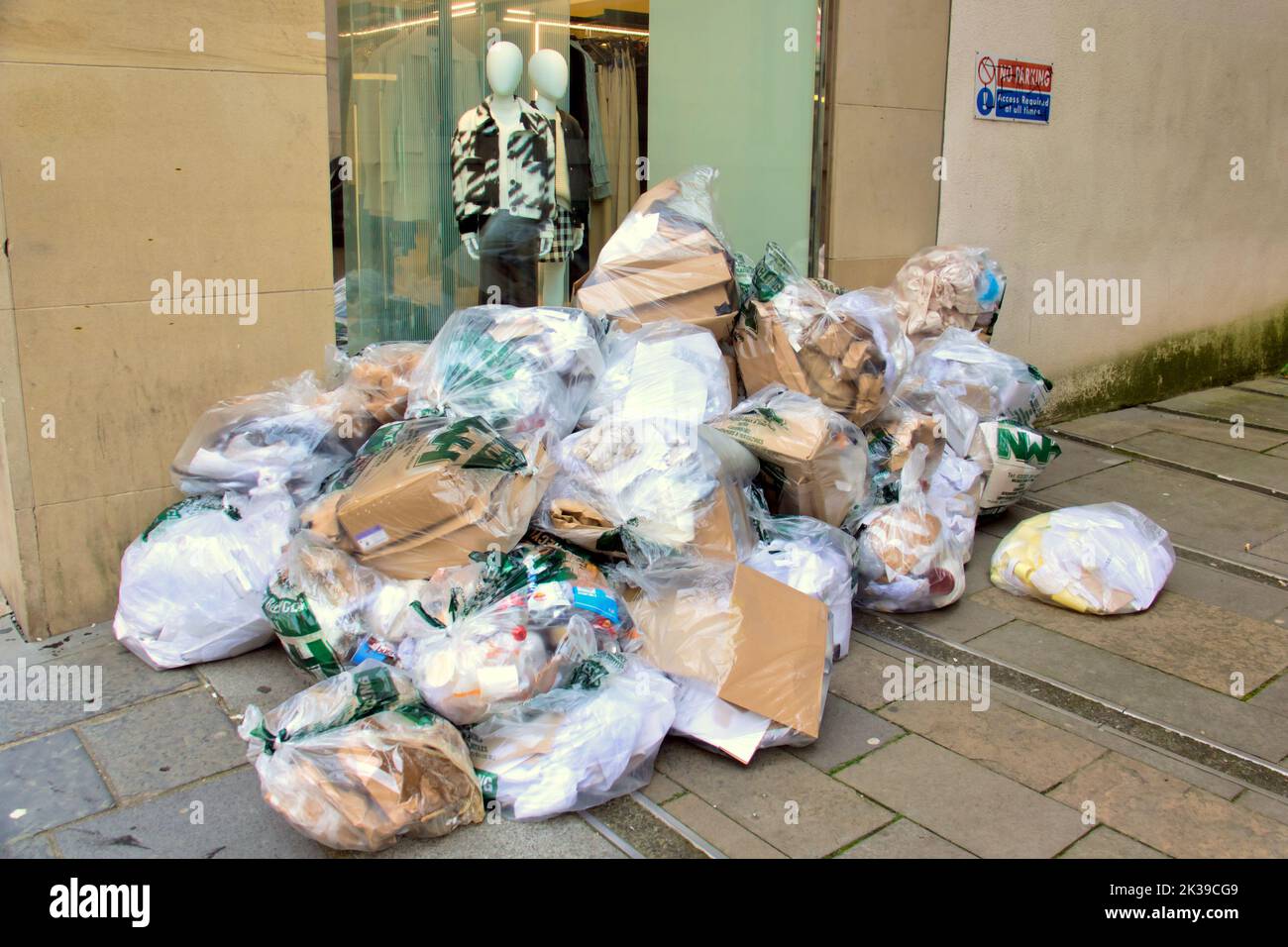 Industriemüll zur Sammlung vor Schaufenstern mit Mannikins in der Stil Mile Buchanan Street Glasgow, Schottland, Großbritannien Stockfoto