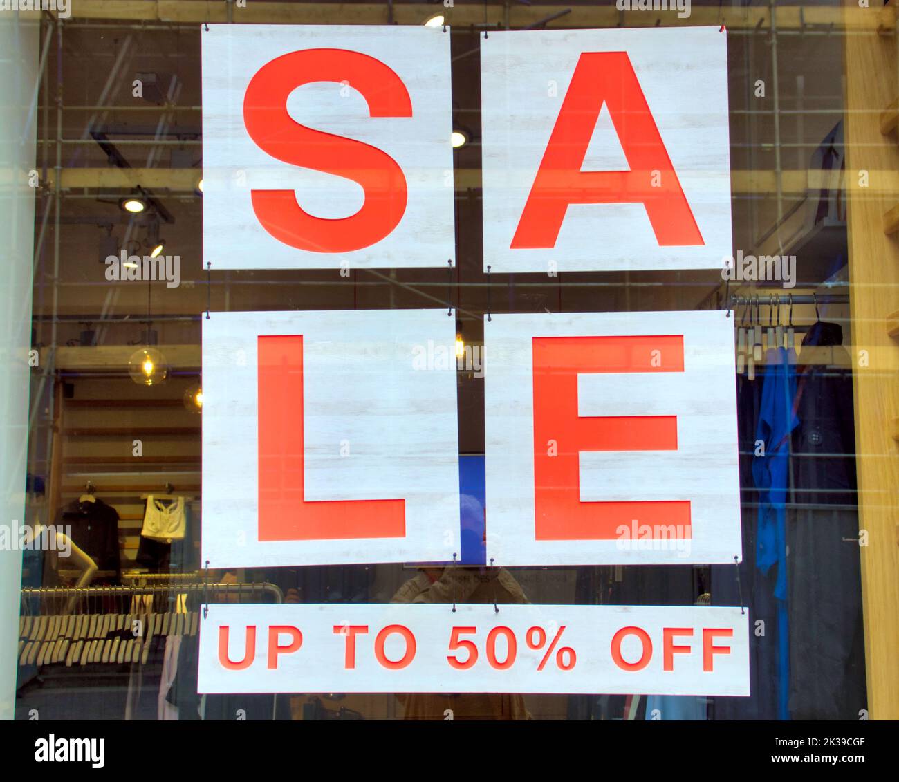 Verkauf Zeichen im Fenster 50 Prozent Rabatt 50% Glasgow, Schottland, Großbritannien Stockfoto