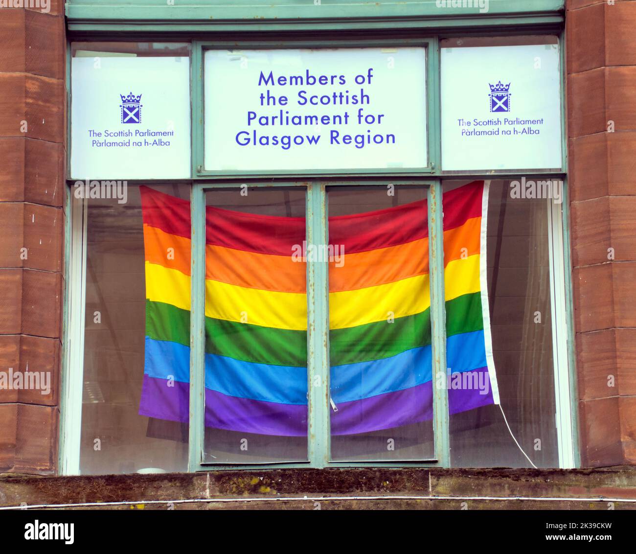 Mitglieder des schottischen parlaments für die Büros in der Region Strathclyde Ingram Street Merchant City mit der schwulen Flagge von Regenbogen Glasgow, Schottland, Großbritannien Stockfoto