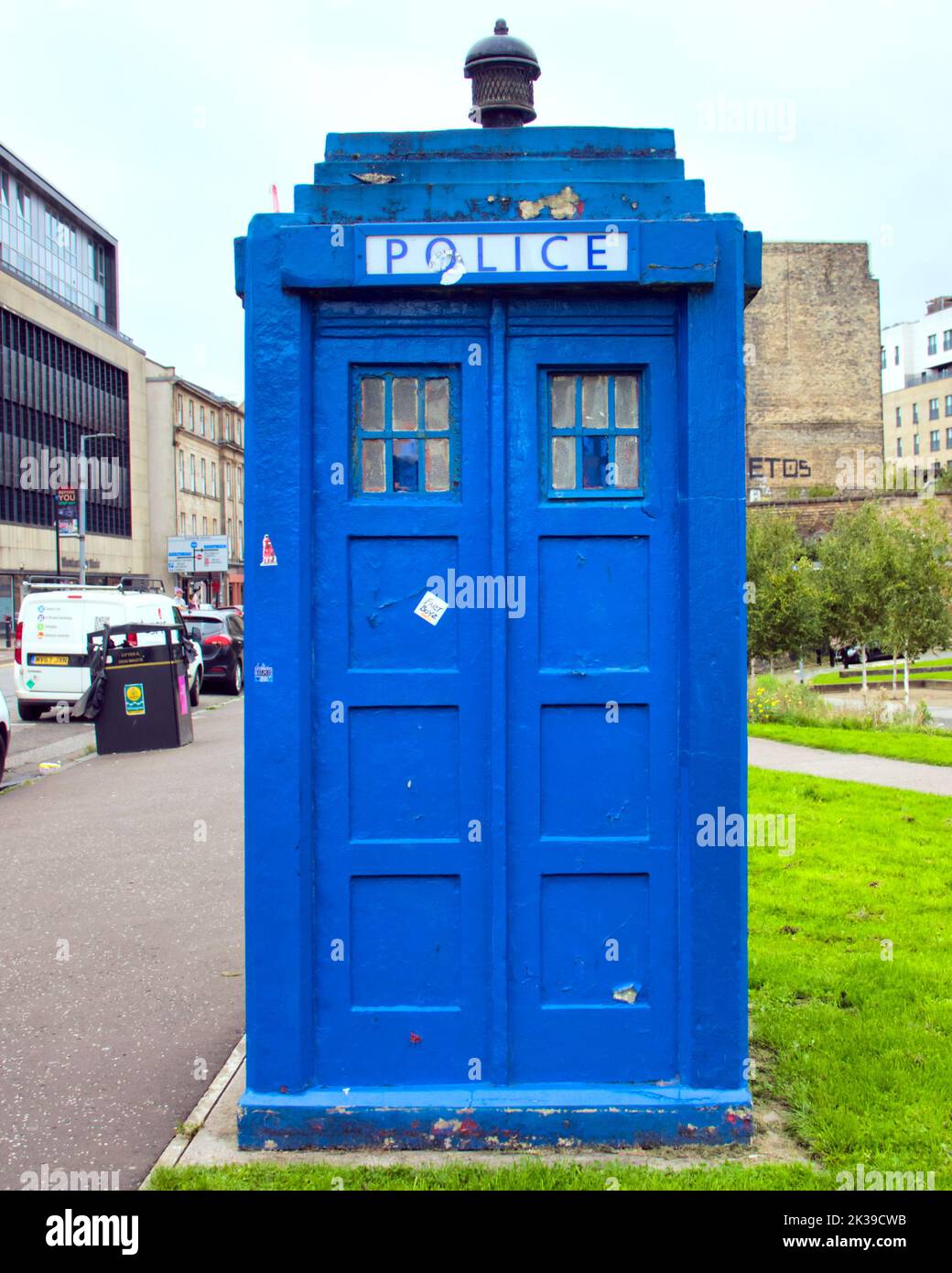 Blauer Polizeikasten Tardis im barrowland Park Glasgow, Schottland, Großbritannien Stockfoto
