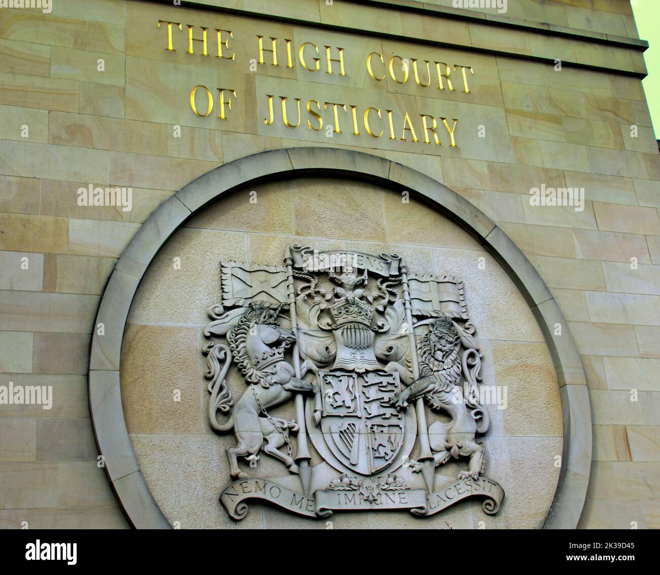 Der hohe Gerichtshof der Justiz, Frontschild, Glasgow, Schottland, Großbritannien Stockfoto