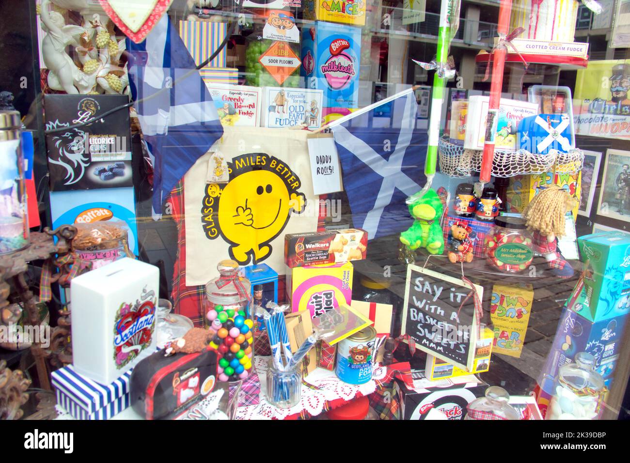Schottisches Süßes Schaufenster mit touristischen Erinnerungsstücken Glasgow, Schottland, Großbritannien Stockfoto