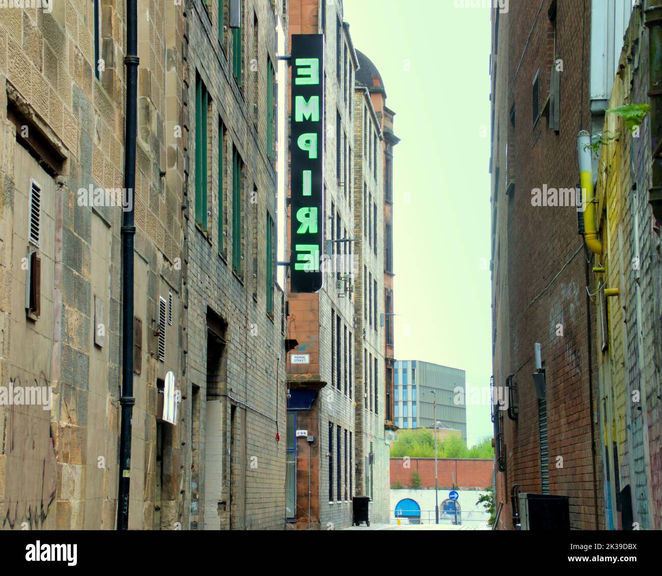 Der mit dem Turner-Preis ausgezeichnete Künstler Douglas Gordons neonfarbenes Empire-Schild an einem neuen Standort im New Wynd Glasgow, Schottland, Großbritannien Stockfoto