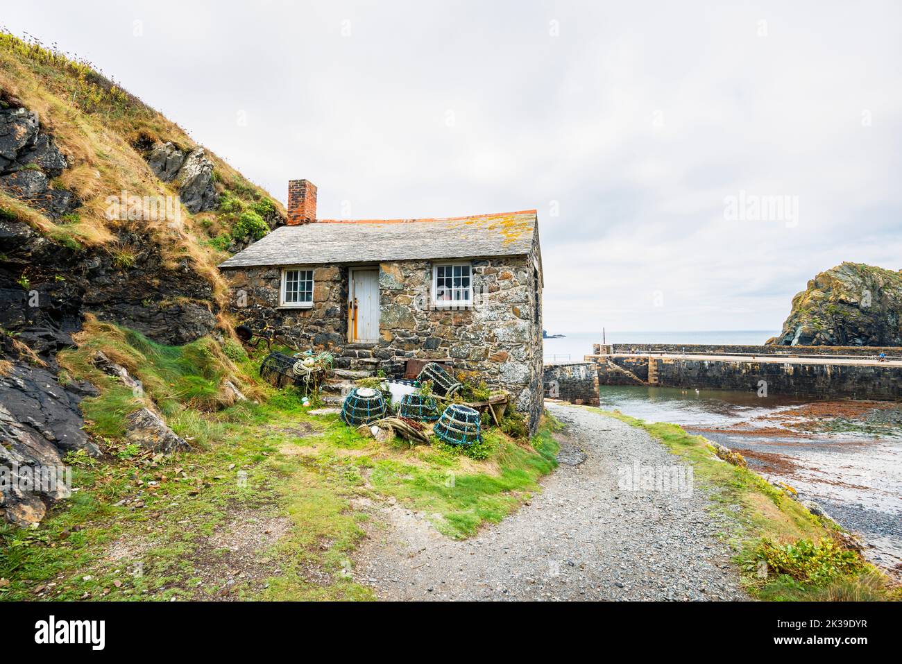 Harbour Cottage, das Net Loft Fishermen’s Cottage, ein denkmalgeschütztes Gebäude aus dem frühen 19.. Jahrhundert in Mullion Cove im Westen der Lizard Peninsula, Cornwall Stockfoto