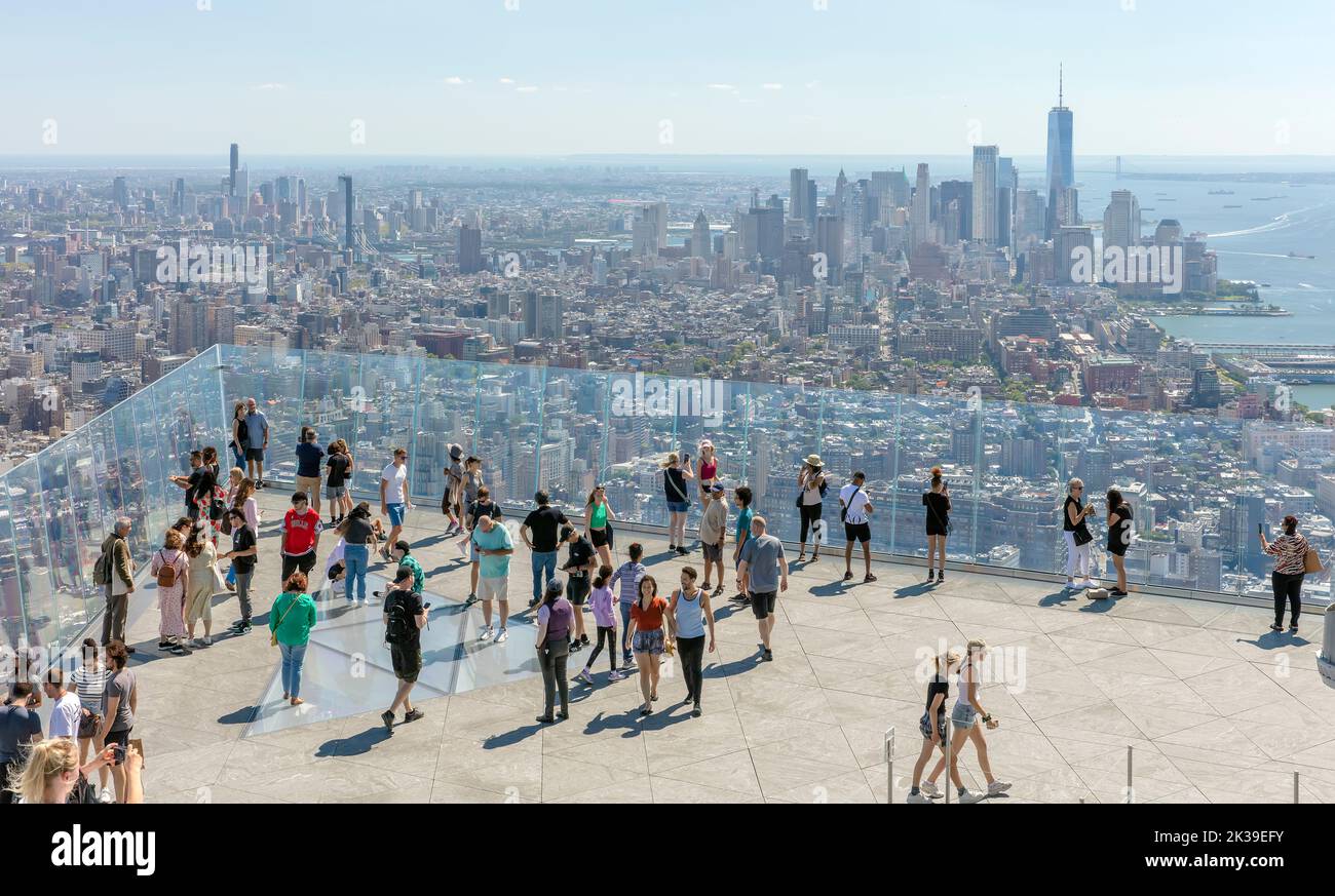 Blick auf das Finanzviertel von Manhattan und Brooklyn vom Edge Deck in den Hudson Yards, NYC, USA Stockfoto