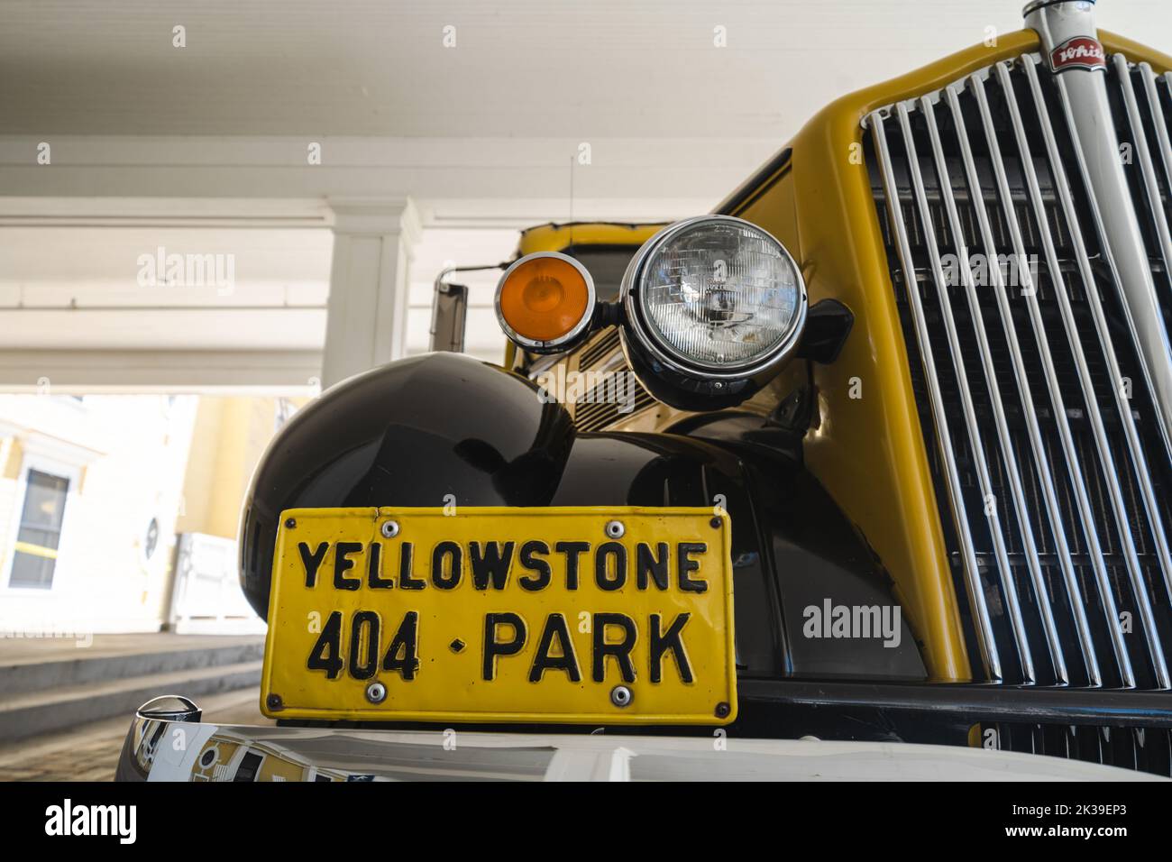 Wyoming, USA - 19. Juli 2022: Nahaufnahme eines 1936 White Model 706 Tour Busses, der entworfen und verwendet wurde, um Touristen durch den Yellowstone National Park zu transportieren Stockfoto