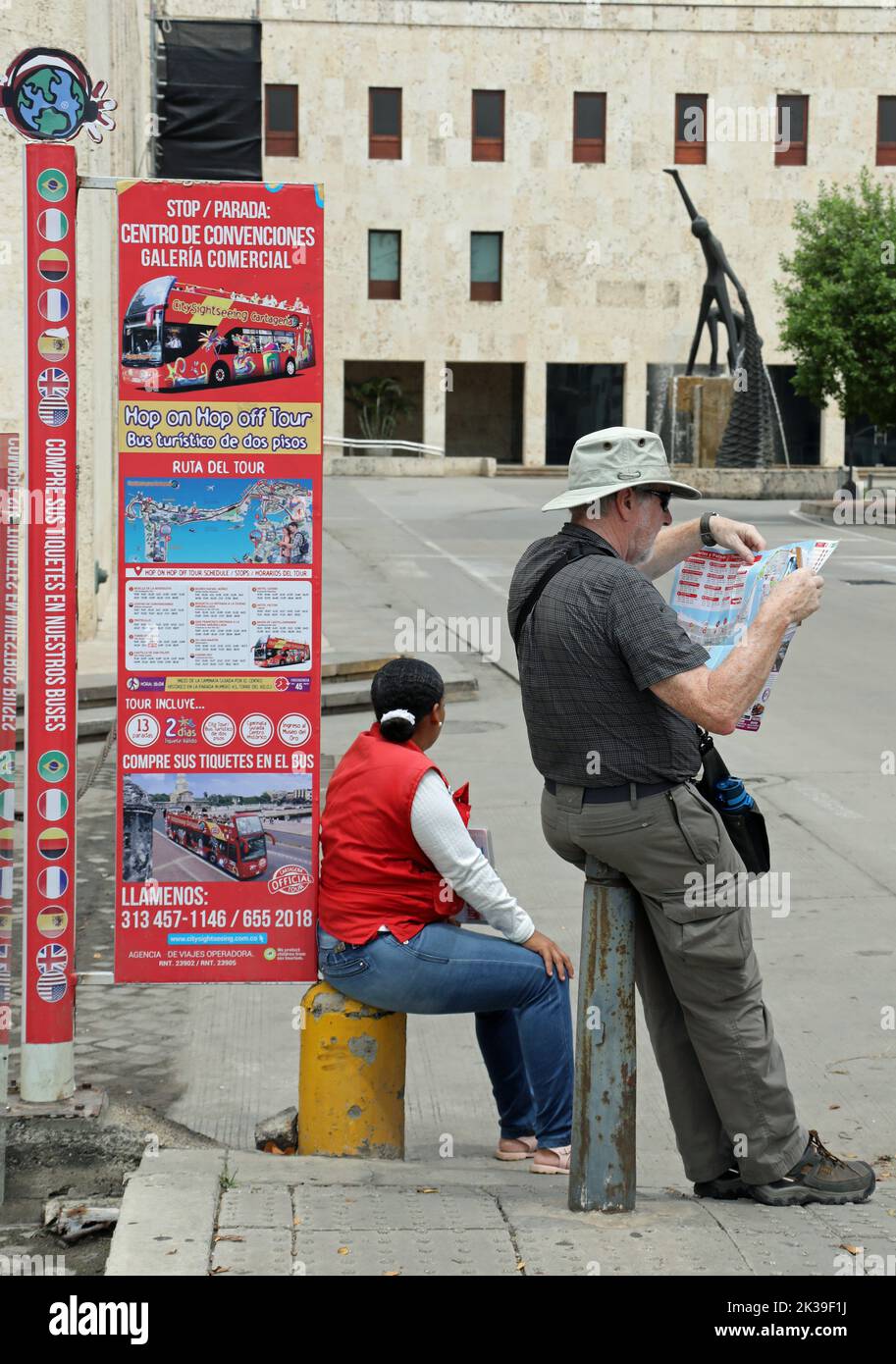 Tourist in Cartagena wartet auf den Hop-on-Hop-off-Bus Stockfoto