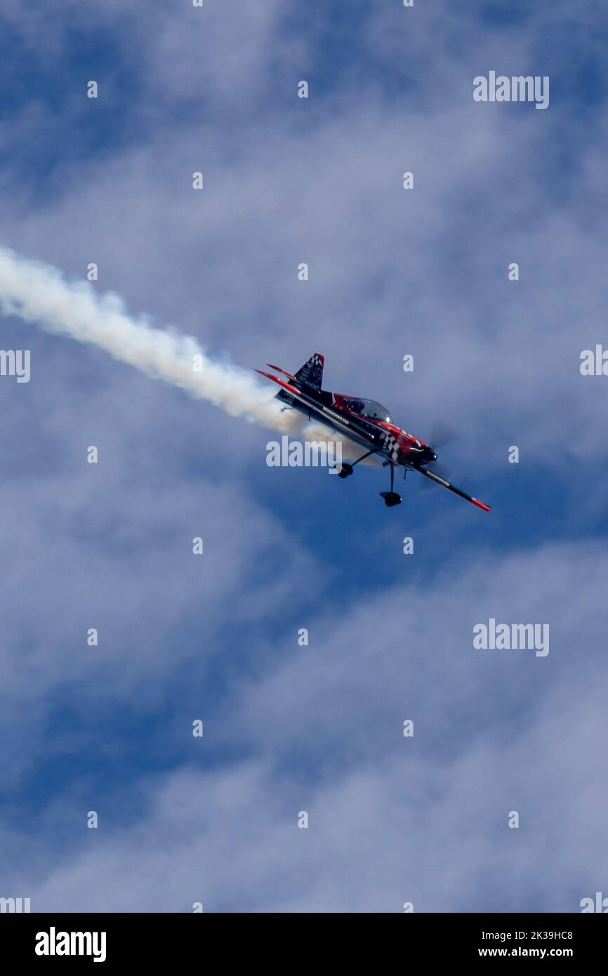 Rob Holland, der seine MXS-RH pilotiert, führt Kunstflug während der 2022 Marine Corps Air Station Miramar Air Show im MCAS Miramar, San Diego, Kalifornien, am 24. September 2022 durch. Holland tritt seit über 18 Jahren auf Flugshows auf. Das Thema der MCAS Miramar Air Show 2022 „Marines Fight, Evolve and Win“ spiegelt die fortlaufenden Modernisierungsbemühungen des Marine Corps wider, um sich auf zukünftige Konflikte vorzubereiten. (USA Marine Corps Foto von Lance CPL. Isaac Velasco) Stockfoto