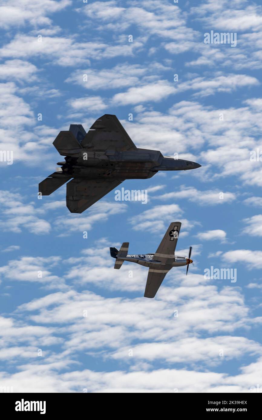 Ein F-22 Raptor der US Air Force und ein P-51D Mustang führen während der Miramar Air Show 2022 des Marine Corps einen historischen Flug im MCAS Miramar, San Diego, Kalifornien, am 24. September 2022 durch. Die F-22 Raptor ist das Kampfflugzeug der fünften Generation der Air Force. Seine Kombination aus Tarnung, Supercruise, Manövrierbarkeit und integrierter Avionik in Verbindung mit verbesserter Unterstützbarkeit stellt einen exponentiellen Sprung in den Kampffähigkeiten dar. Das Thema der MCAS Miramar Air Show 2022 „Marines Fight, Evolve and Win“ spiegelt die laufenden Modernisierungsbemühungen des Marine Corps wider, um sich auf zukünftige CO vorzubereiten Stockfoto