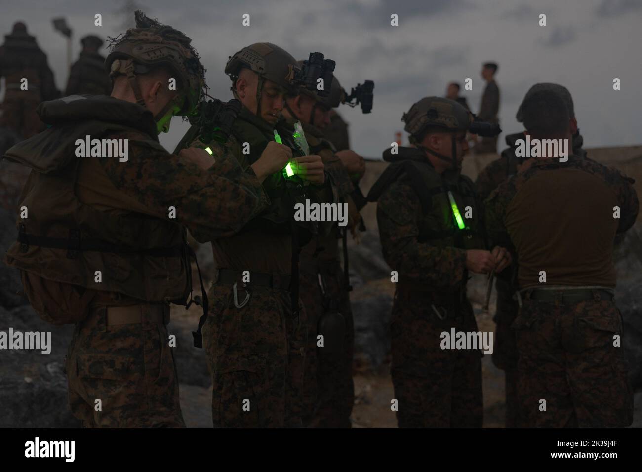 US-Marineinfanteristen mit 1. Bataillons, 2. Marine-Regiment, bereiten während des Litoral-Manöver-Trainings in Kin Red Harbour, Okinawa, Japan, 22. September 2022, Ausrüstung vor. Marines with III Marine Expeditionary Force Expeditionary Operations Training Group Amphibious Raids Branch entwarf ein Trainingspaket für 1. Mrd., 2. Marines, um sich auf zukünftige Einsätze in Küstenumgebungen vorzubereiten. 1. Mrd., 2. Marineinfanteristen, werden im Rahmen des Einheiteneinsatzprogramms an III MEF weitergeleitet. (USA Marine Corps Foto von Lance CPL. Tyler Andrews) Stockfoto