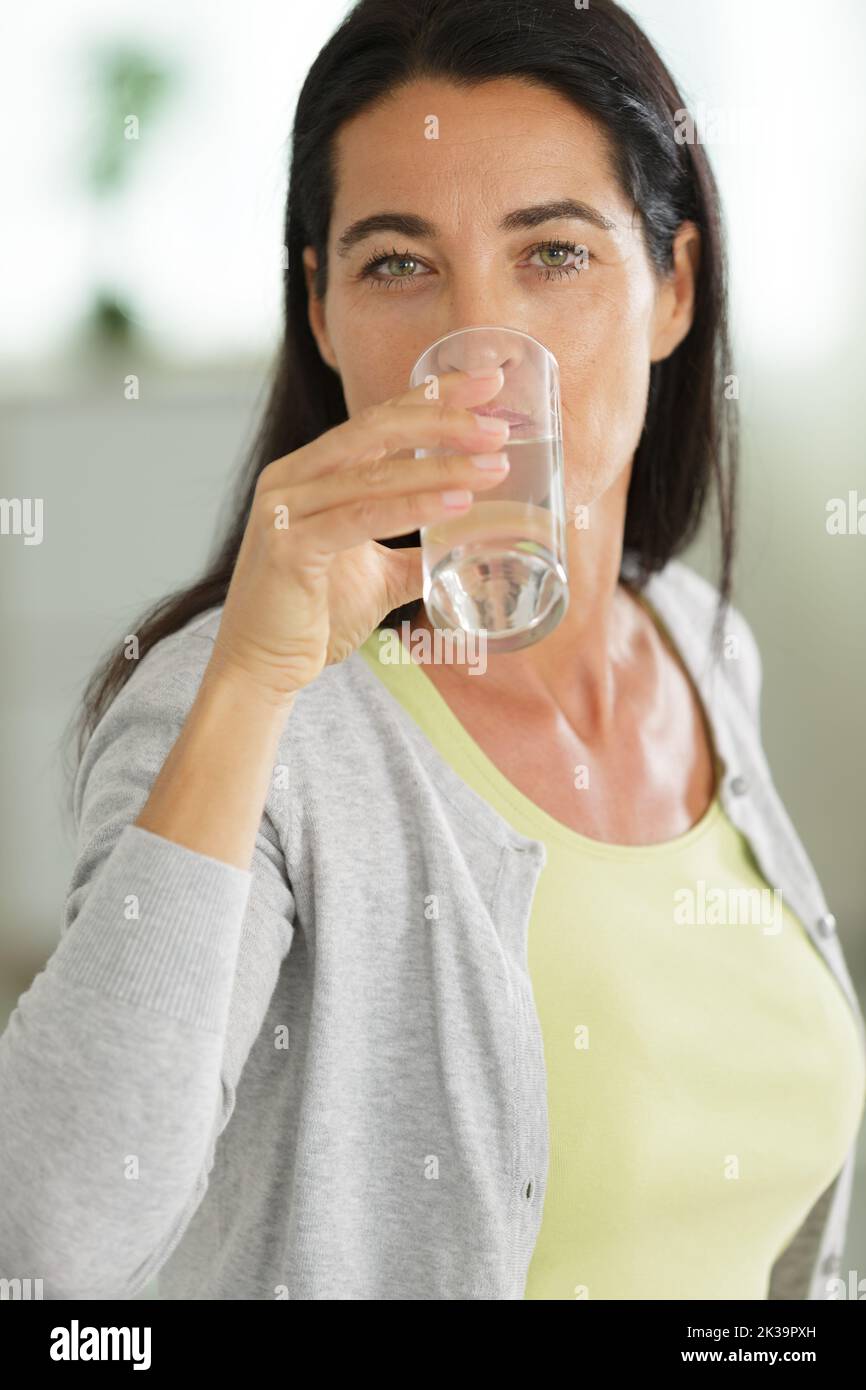 Frau trinkt ein Glas Wasser Stockfoto