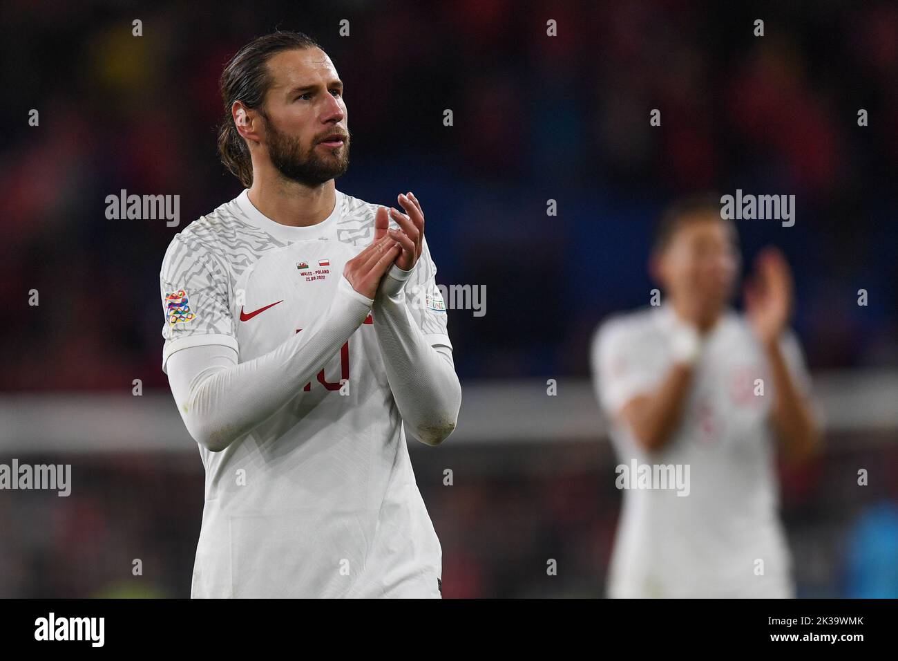 Grzegorz Krychowiak, Polens, applaudiert den Reisenden Fans beim Spiel der UEFA Nations League Group A4 zwischen Wales und Polen im Cardiff City Stadium, Cardiff, Großbritannien, 25.. September 2022 (Foto von Mike Jones/News Images) Stockfoto