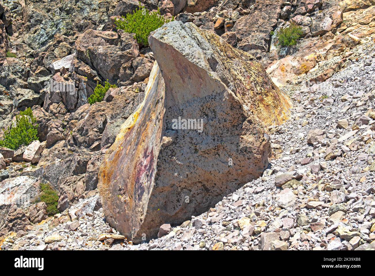 Markante Igneous Rock an der Seite eines Vulkans auf dem Mt Lassen in Kalifornien Stockfoto