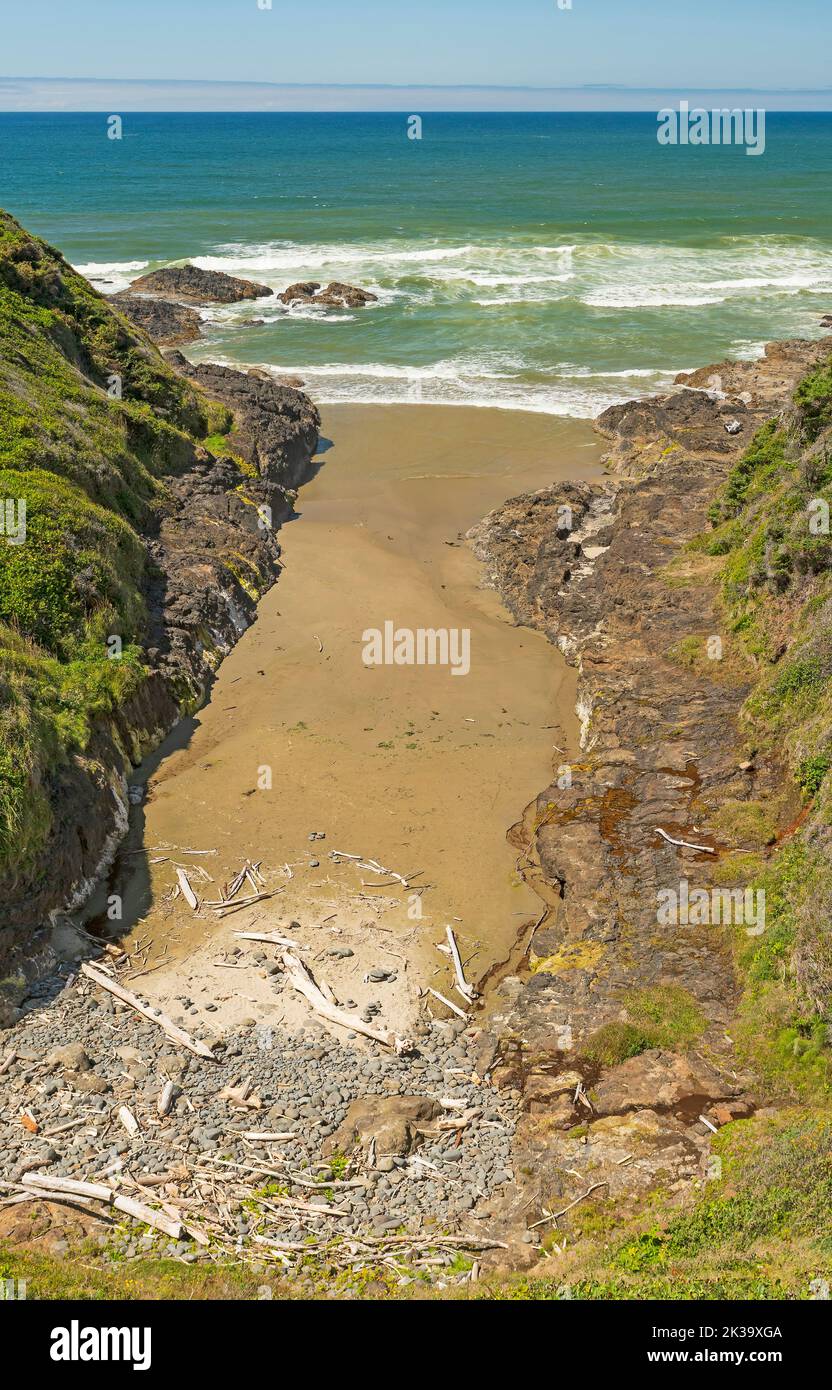 Rocky Inlet an der Küste bei Low Tide in der Nähe von Cape Perpetua an der Küste von Oregon Stockfoto