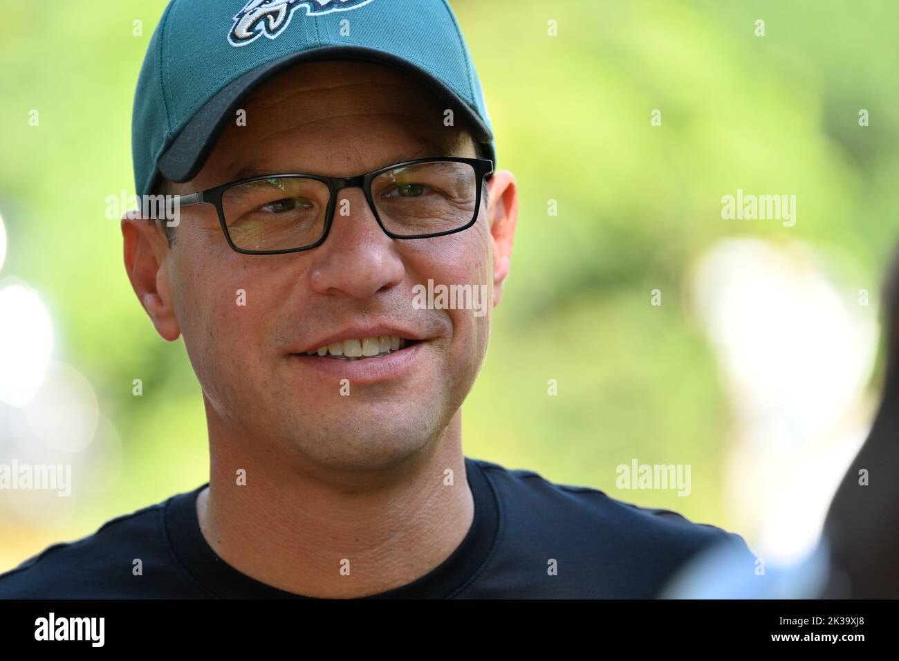 Philadelphia, Usa. 25. September 2022. Der Generalanwalt von Pennsylvania, Josh Shapiro, veranstaltet am 25. September 2022 eine Eagles-Watch-Party im Belmont Mansion in West Philadelphia, PA, USA. Der demokratische Kandidat Shapiro kandidiert im Gouverneursrennen von Pennsylvania gegen den republikanischen Kandidaten Doug Mastriano. Kredit: OOgImages/Alamy Live Nachrichten Stockfoto